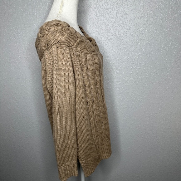 Brown sweater with plait design‎ on top around shoulders - Picture 4 of 8